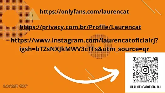 Киска в тугих шортах делает вкусный минет в машине