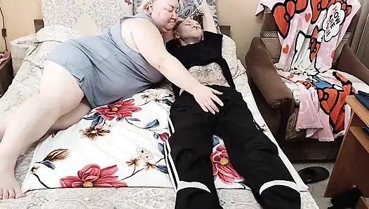 Istriku lagi asik nyepong kontolku sampai dicrot sperma hangat