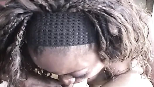 Cewek ebony membelai klitoris lalu mengisap kontol besar hingga mani muncrat