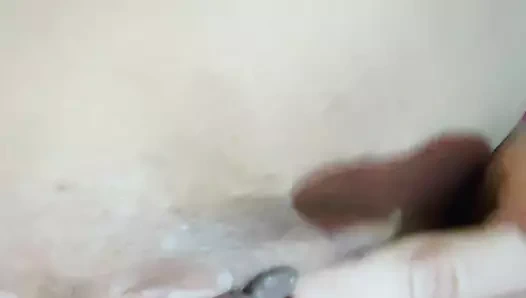 Lusi мастурбирует перед другими мужчинами перед вебкамерой, пока ее супруг