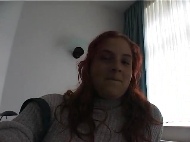 Owłosiona ruda gruba palce jej cipki na łóżku