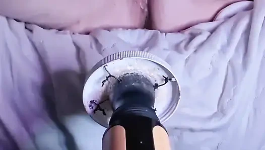 Сквиртующая Skittlez трахает ее пизду