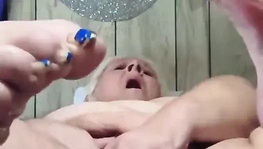 Tina seks sahneleriyle ateşli bir şov izliyor ne demek istediğimi biliyorsan boşalıyor