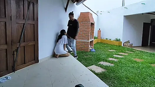 Aku tiba di perjalanan dan istriku menyambutku dengan sangat terangsang