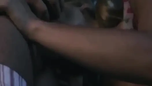 Blondes schätzchen weit gedehnt in schlampigem bus-fickfest