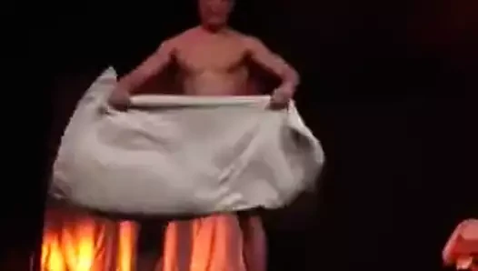 Striptiz gösterisi
