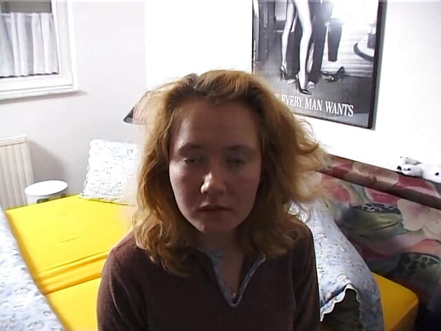 Chica rubia peluda chupa la polla del tipo en el casting en primer plano