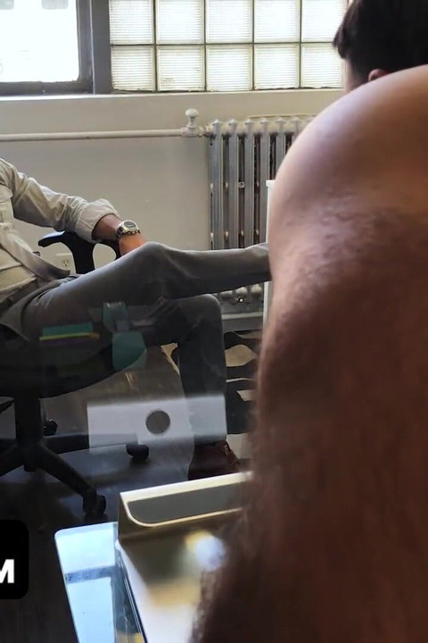 两个肌肉发达的同事在隔离期间被困在办公室里, 并从无聊中分心