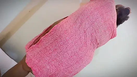 Seksi Mumbai güzel kız külotsuz odasını temiziyor ve sert seks yapmak için onu baştan çıkarmaya çalışıyor