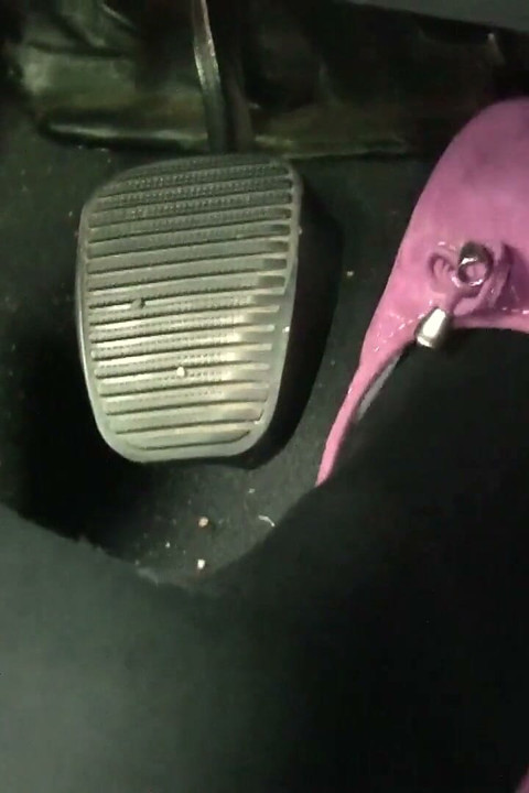 Manejando con gruesas medias negras y flats de ballet rosa