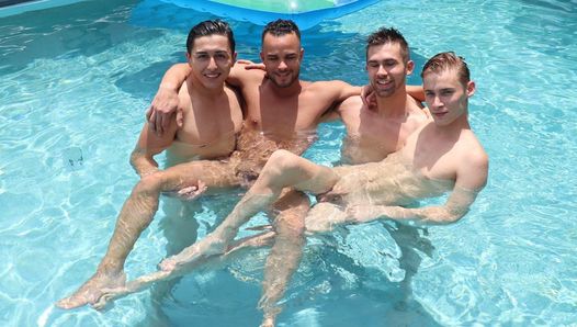 College-Jungs haben Spaß im Pool und ficken dann