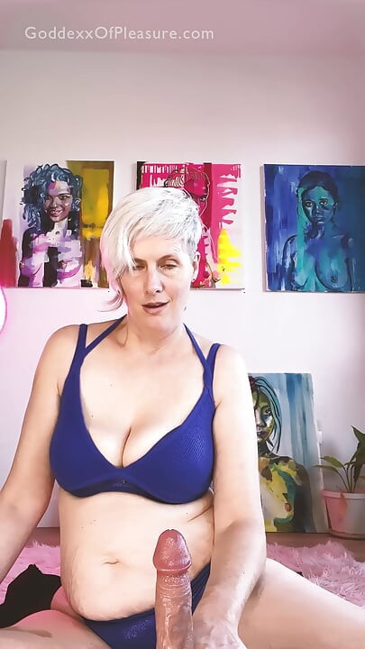 Madrastra caliente te anima y te enseña a comer tu semen - milf da instrucciones de paja