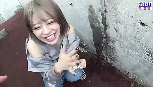 Stream Journey as a Slender Beauty Masters Sampai Muncrat Sambil Berdiri di Luar Ruangan Bagian.2