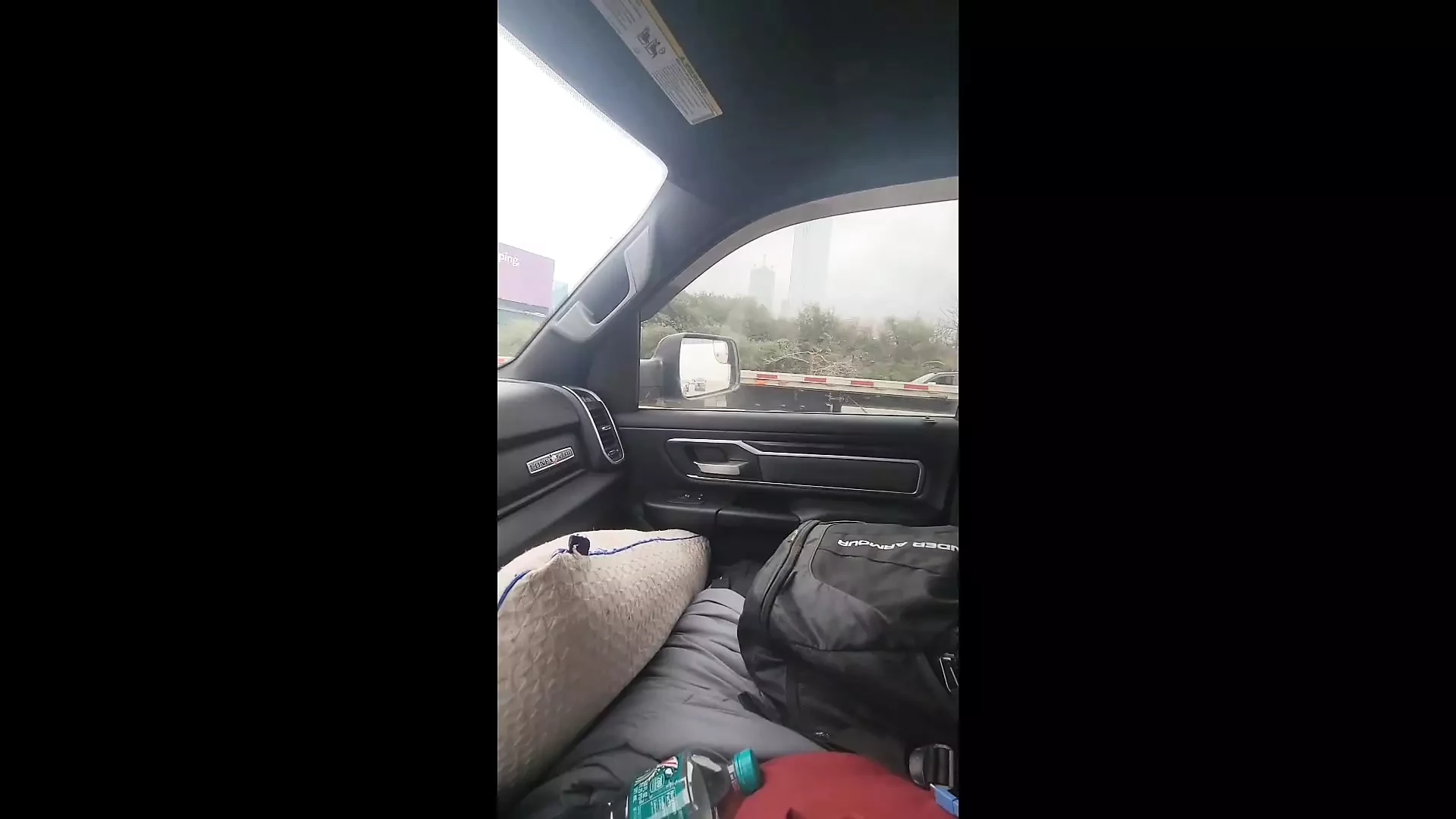 在达拉斯酒店房间，当阴茎塞在我的尿道里时，一个处女形状的口袋阴户的快速操逼