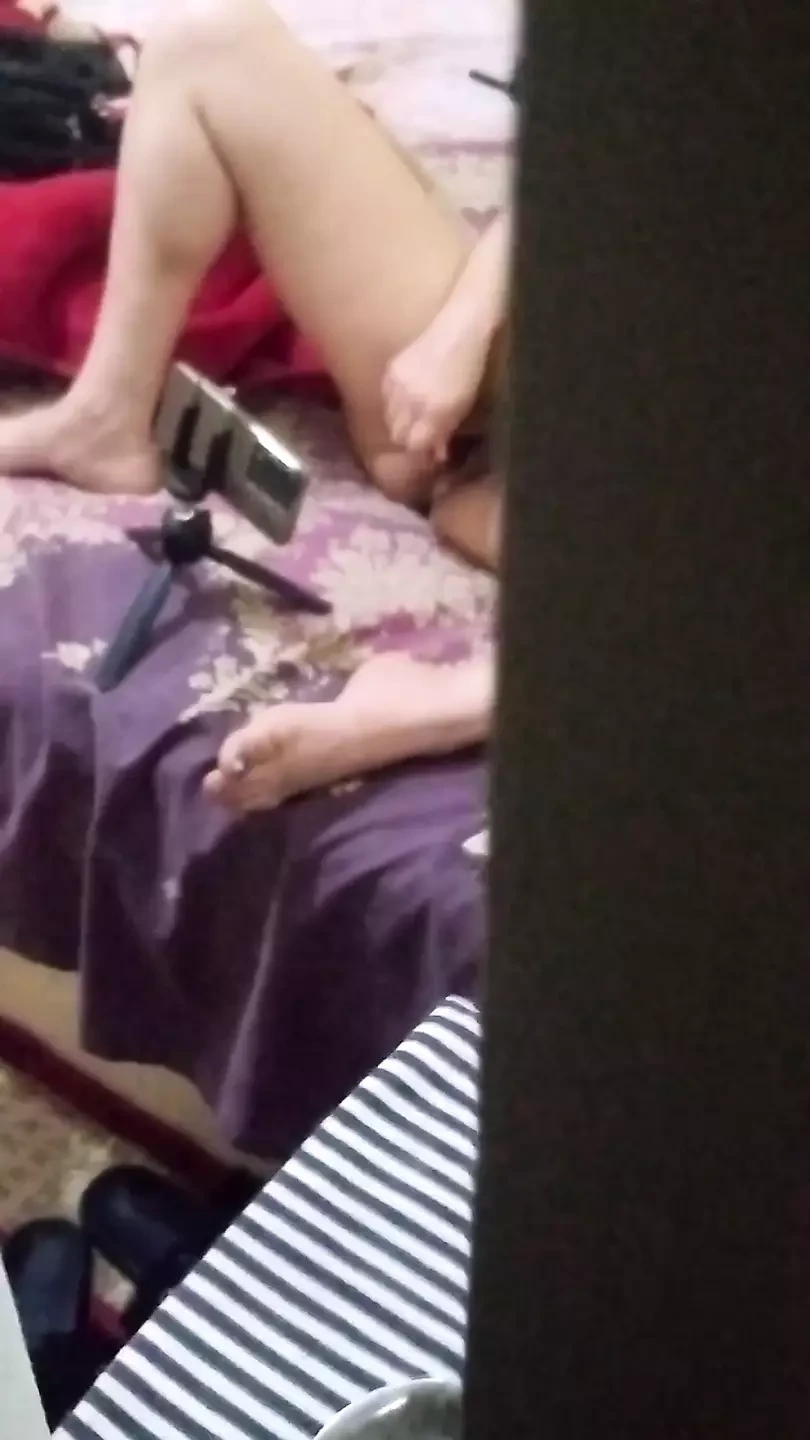 내 이복 언니는 남자를 위해 자신을 촬영하고 팁을 요청하고, 나는 그녀를 걸어