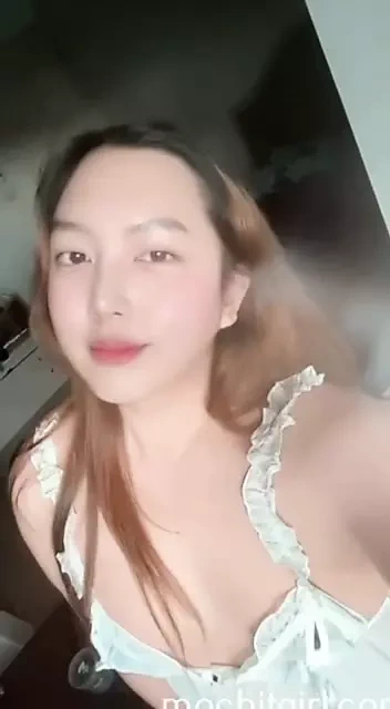 如果妈妈让你吮吸她的鸡巴，你会这样做还是通过？