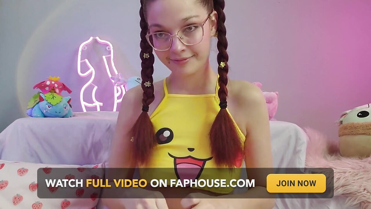 Электронная девушка с сиськами и Покмон тянет