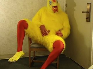 Disfraz de pollo en silla