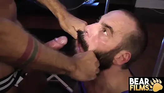 Bearfilms kıllı sürtük Steve Sommers ale tedesco tarafından sertçe prezervatifsiz