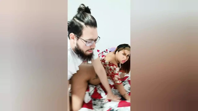 Учительницу снимают на видео, занимающейся сексом с учеником