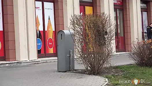 Wie man ein heißes schätzchen mit einem einzigen Kompliment einhakt