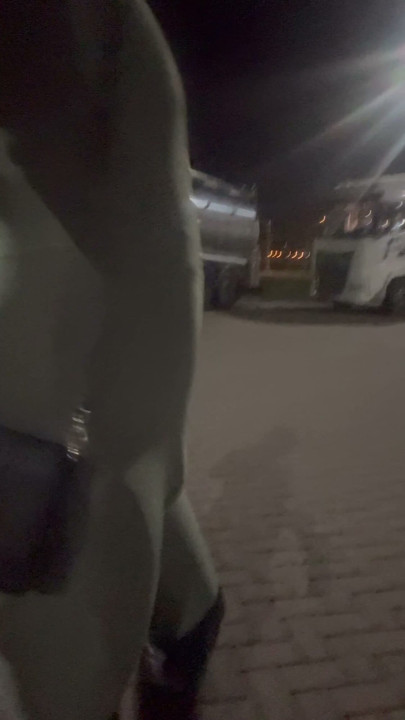 Jalan-jalan di tempat umum seperti pelacur banci asli | Klip 1