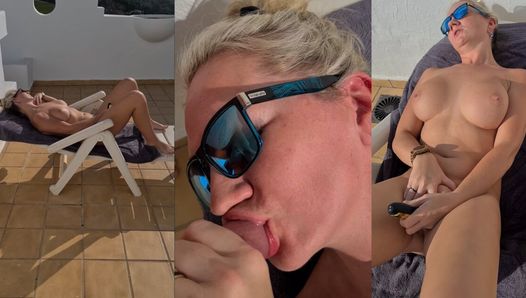 Горячая жена-блондинка в отпуске принимает солнечную ванну со своим вибратором в любительском видео