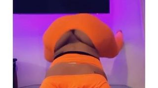 Ghetto Barbie twerkt in oranje jumpsuit en hoodie