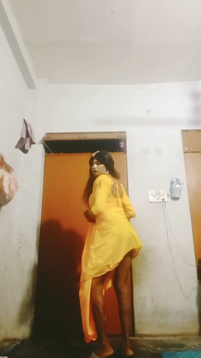 Urvashi Rani silk salwar phenke ghar ke andar ghapaghap krrhi thi