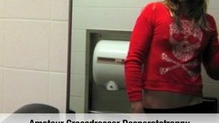 Sissy Desperatetranny streichelt öffentlich in der Toilette