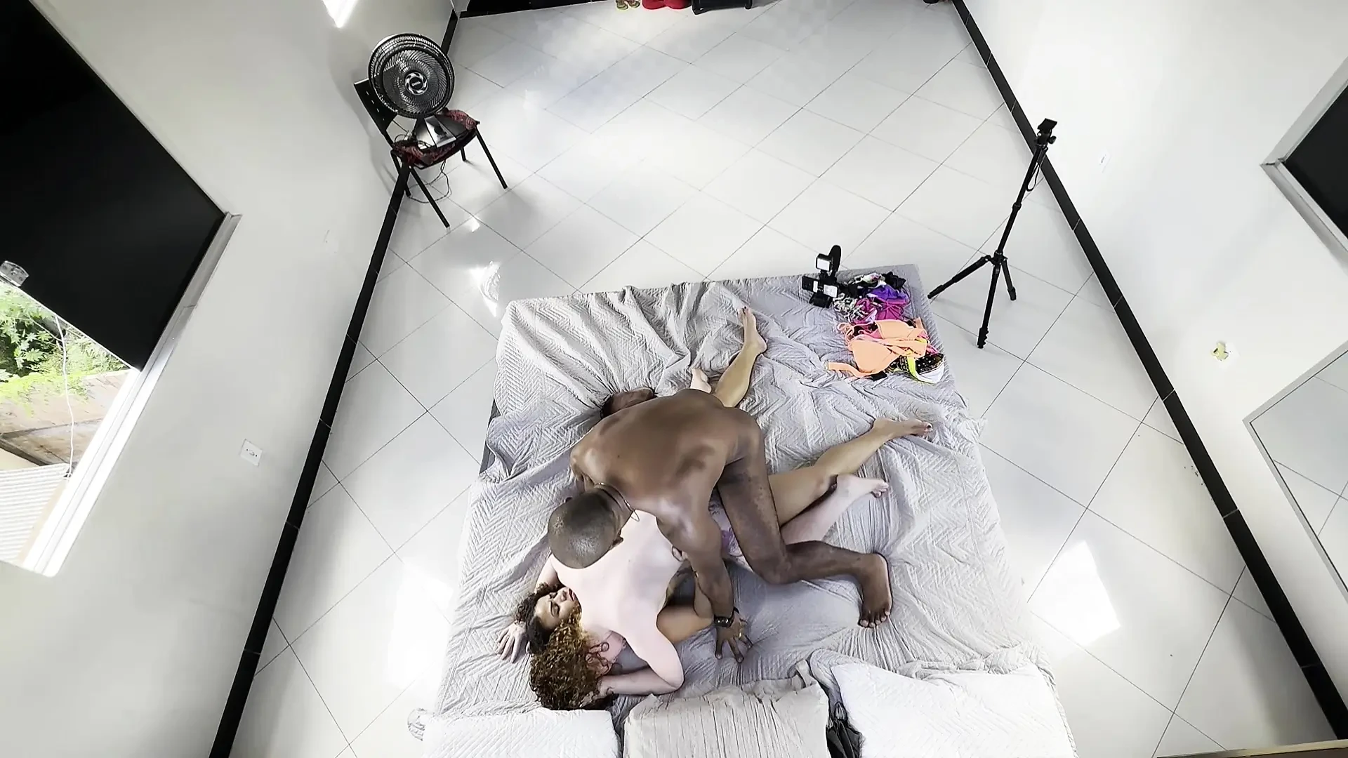 两个女同性恋女孩在我面前互相口交和做爱，我两个都做爱