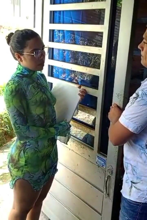 Essa vadia quer o emprego e eu a coloquei para mamar para ele.