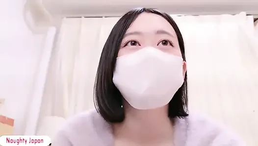 Wanita imut pucat dengan pesona alami, keingintahuan yang menyenangkan tertangkap dalam momen intim yang berfokus pada diri sendiri ke-2