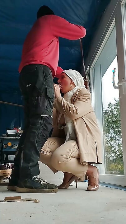 Kekasih saya di lokasi konstruksi, menyemprotkan air ke mulut saya dan merekam semuanya dari segala sudut.