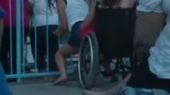 Lesbijski taniec na wózku inwalidzkim