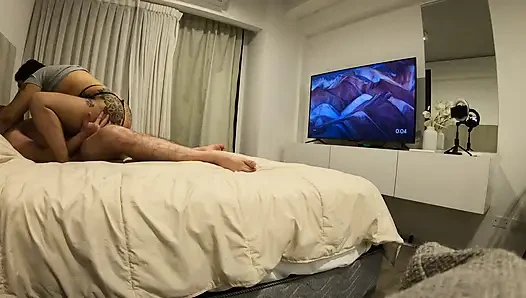 Cewek semok ini lagi asik ngentot kontol pria asing tanpa kondom
