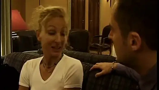 Reife blondine weit gedehnt in schlampiger analfingerorgie