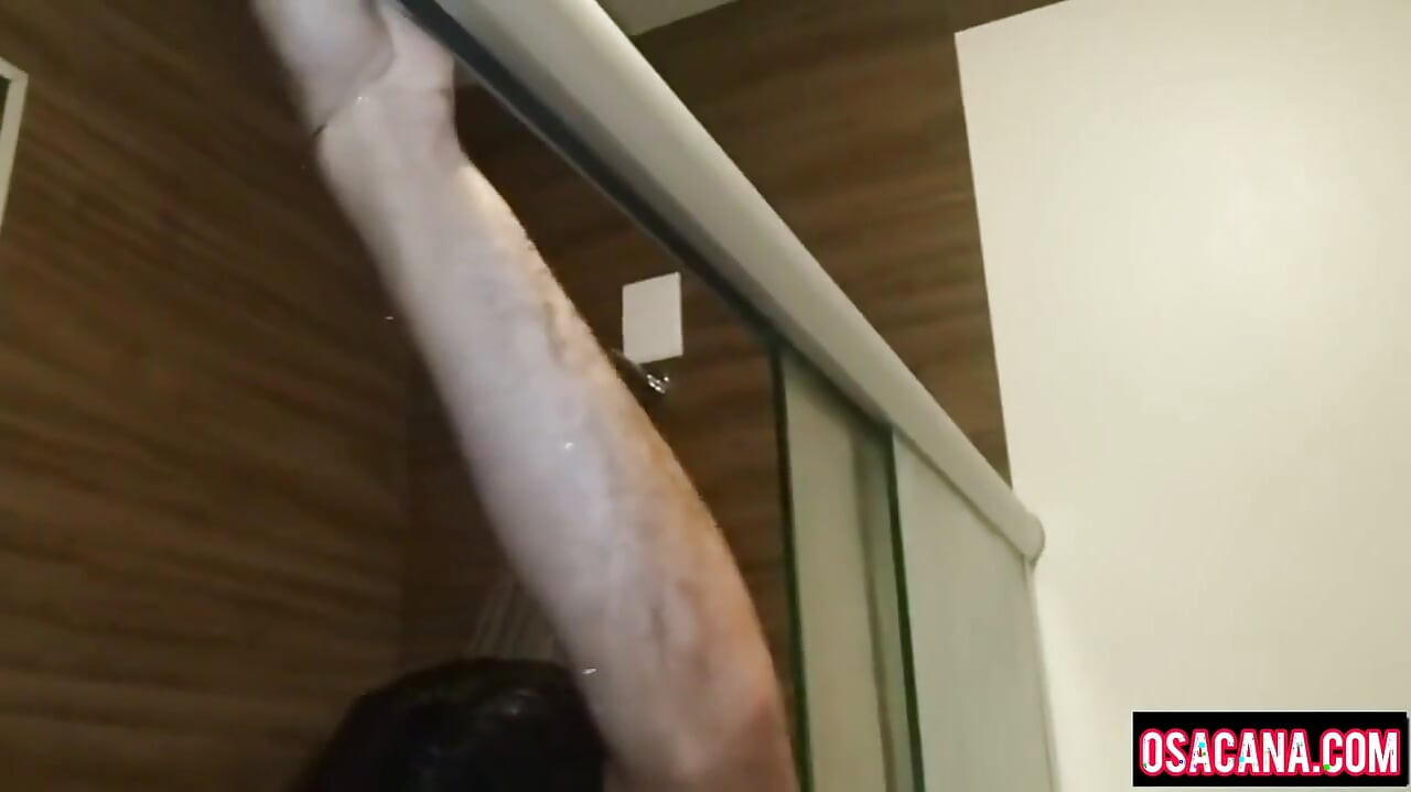 친구가 매력적인 젊은 여자를 먹는 장면을 찍었어요