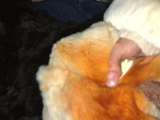 Un iepure super moale Rex mă face să ejaculez pe o haină de blană de iepure