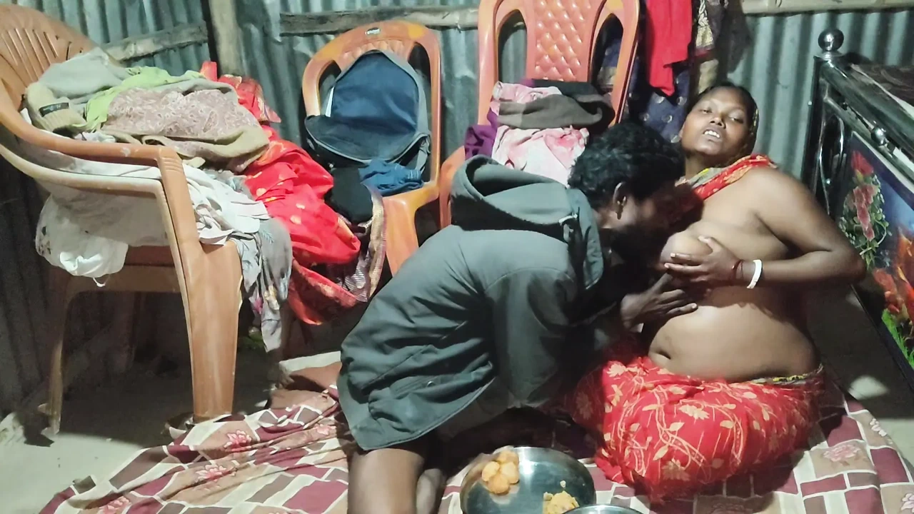 Indian desi housewife ne Pani Puri ke sath dudh pilaya