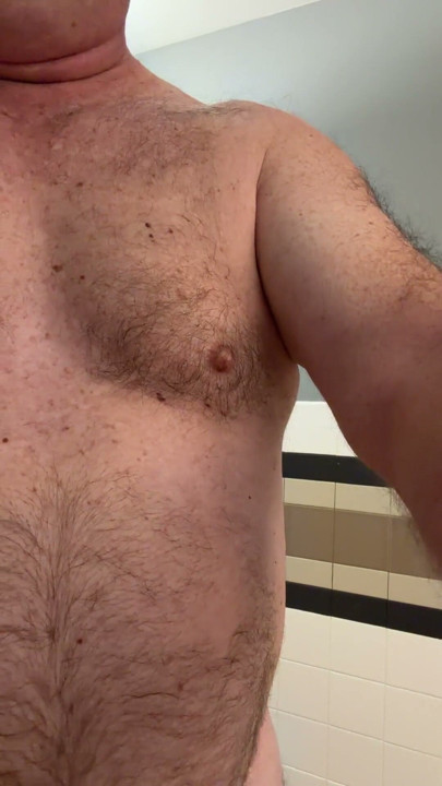 Luvbennude se divierte en un baño público | Clip 3