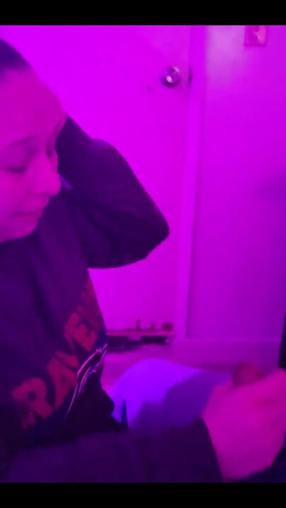 Žena daje nestašan pušenje