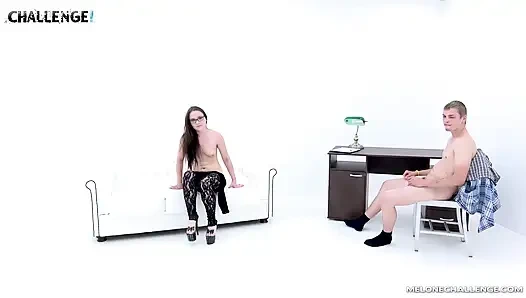 Superheldin von einem kameramann verzaubert