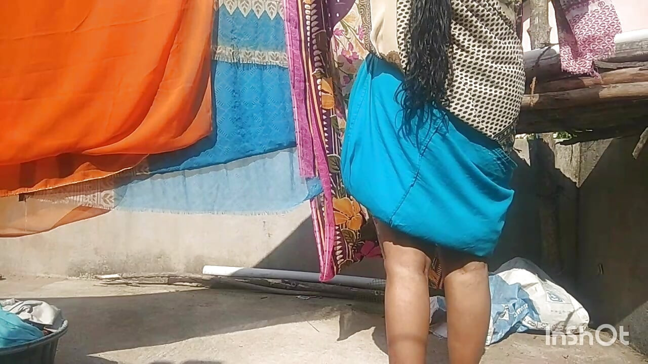 Hintli bayan açık havada erkek arkadaşıyla porno çekiyor