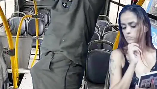 Pekerja melucuti kontol dan mendorong wanita di bus