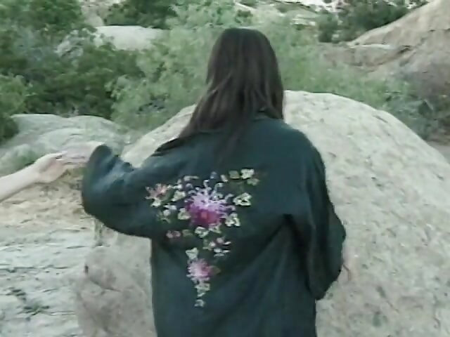 欲望的なブルネットの美女がビーチでハンクのツールに乗る