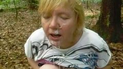 Éjacule sur le visage d'une mamie dans la forêt