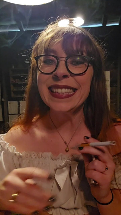 吸烟的红发熟女喜欢匹配照明和吹硬
