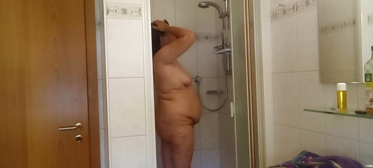 Dojrzała niemiecka MILF 52 bierze pod prysznic pulchne ciało