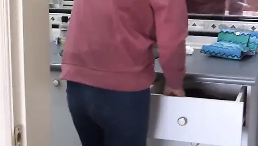 Karımın güzel üvey kız kardeşi mastürbasyon yapıyor ve benden onu kaydetmemi ve göğüslerine boşalmamı istiyor
